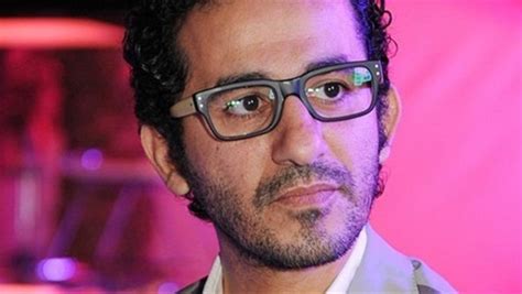 يقدم مأساة شاب بدين جدا هو مجدي «أحمد حلمي» وهو رسام كاريكاتير ناجح وموهوب، إلا أنه يعيش في فراغ رهيب، ويعاني الوحدة ربما بسبب ضخامة وزنه، وعدم قدرته علي الحركة، ومع ذلك فأنه يصبح حائط مبكى لصديقاته اللائي لا. أحمد حلمي "ناشط سياسي" في فيلم يجسد شخصية "السيسي" | أهل مصر