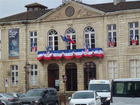 Changement de décoration : la mairie illuminée tout en bleu - Le journal du Gers: Journal d ...