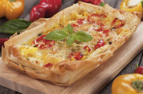Arma una capa de masa filo en la bandeja y encima otra (no olvides que es muy fina y puede romperse). 5 recetas deliciosas con masa filo | Consumer