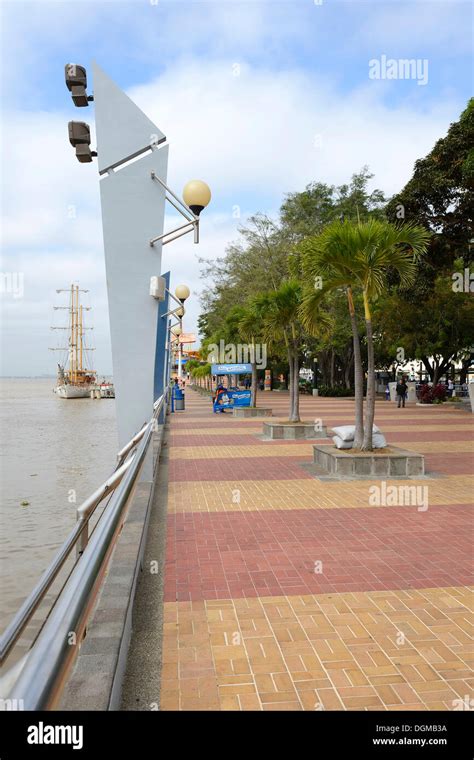 Vista De La Costanera De Parque Malecón A Orillas Del Río Guayas