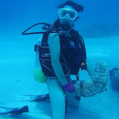 スキューバダイビングしていくビキニの女性ダイバー 沖縄旅行 スキューバダイビング 旅行