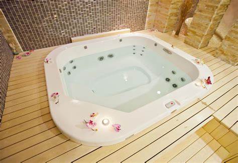 What Are The Best Tips For Maintaining Hot Tub Water