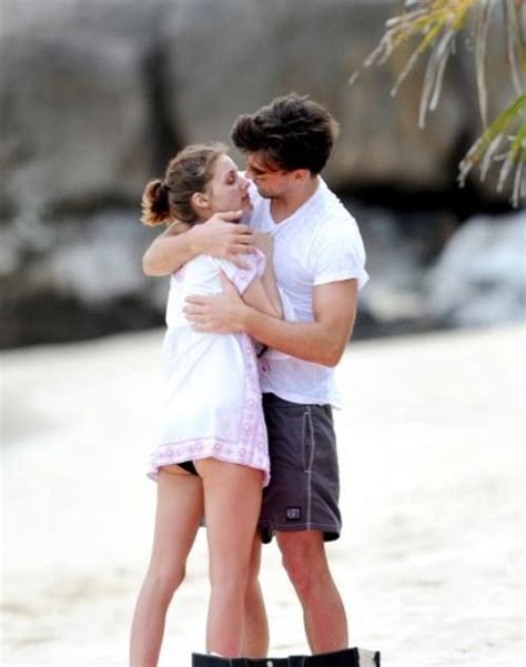 Celebrity Kissing 51 Pics