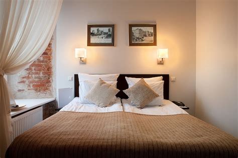 Learn how to utilize a feng shui bedroom layout, design your room for the right energy, and decorate with items that foster great sleep and loving relationships below! Bedroom Feng Shui for Better Sleep: A Beginner's Guide