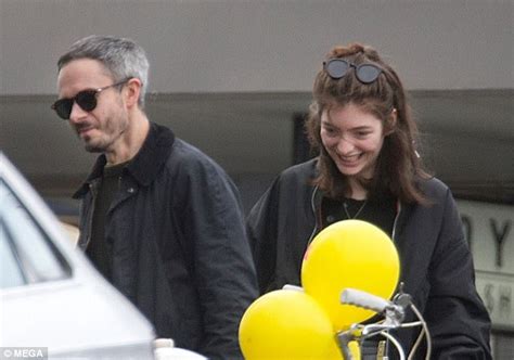 Jun 07, 2021 · lorde drops racy new album teaser & fans are losing their minds over it lorde knows just how to tease her fans about her upcoming music. Lorde steps out with rumoured boyfriend Justin Warren ...