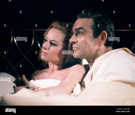 Thunderball sean connery fotografías e imágenes de alta resolución Alamy