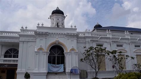 The sultan abu bakar mosque lies in the centre of johor bahru, on jalan sri blukar (off jalan ibrahim). The Grand Mosque Of Sultan Abu Bakar Johor - YouTube