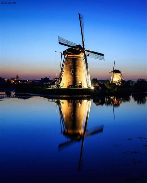 The Windmills At Night At Kinderdijk Netherlands It S Easy To Fall In Love With This 18th