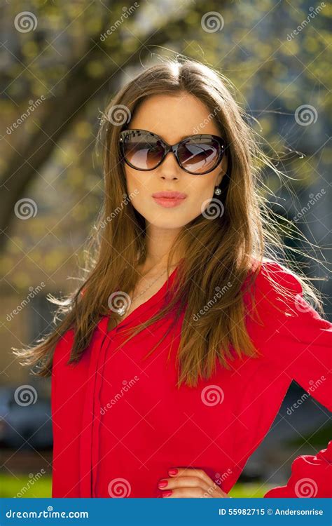 ritratto di bella ragazza in camicia rossa sul backgroun immagine stock immagine di esterno