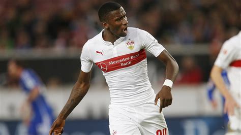 Born 3 march 1993) is a german professional footballer who plays as a centre back for premier league club chelsea and the germany. Antonio Rüdiger vom VfB Stuttgart steht vor Wechsel in die ...
