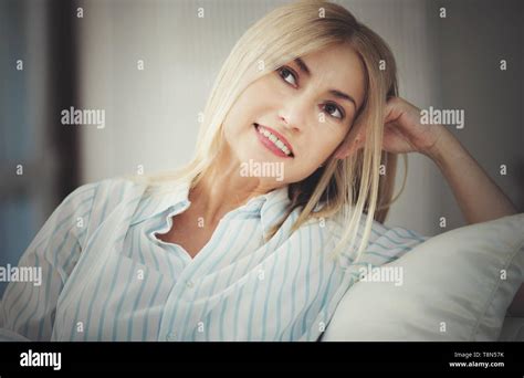 femme mature allongée sur un canapé banque de photographies et d images à haute résolution alamy