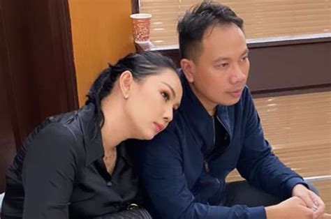 Wanita menikah tapi single yang di maksud disini adalah janda, yaitu wanita yang sudah pernah menikah akan tetapi pisah (cerai) dengan suaminya. Kasus Hukumnya Saja Belum Selesai Tapi Sudah Ngotot Mau ...