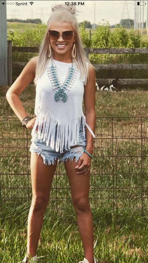 I Am Always One For A Cute Tasseled Shirt Country Outfits Chic Summer Outfits Cute Country
