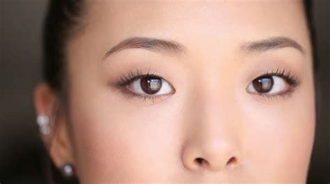 Bulu mata merupakan salah satu hal yang cukup diperhatikan saat seseorang sedang merias wajah. 8 Tips Cara Memilih Bulu Mata Palsu Natural Sesuai Bentuk Mata