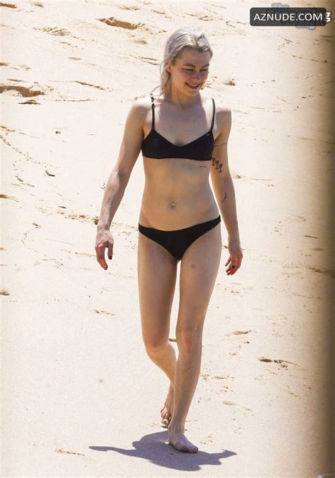 Phoebe Bridgers Sexy Shows Off Her Beautiful Body Wearing An Hot Black Bikini At The Beach In
