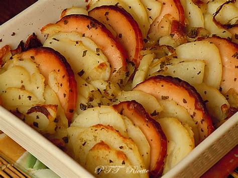In seguito, nella olio vegetale in una padella le. Patate al forno saporite con petto di tacchino al forno ...
