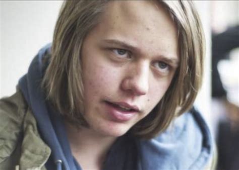 He has seven siblings, five of whom are from his father's first marriage: Valter skarsgård (med bilder)