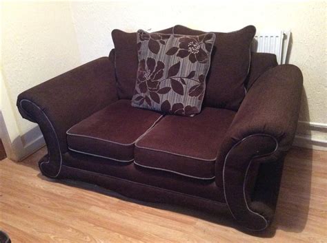 31 pattern with brown floral pattern. X2 BROWN FABRIC FLORAL PATTERN TWO SEATER SOFAS Willenhall ...