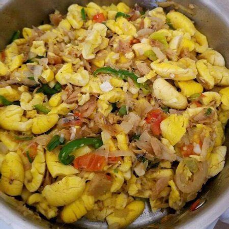 It is a tradition to have a family lunch on sunday, consisting of roast beef, vegetables, gravy and canada is a confederation of many nations and cultures so there is no one official national dish but top dishes would include: Jamaica's national dish Ackee and Saltfish - Picture of ...