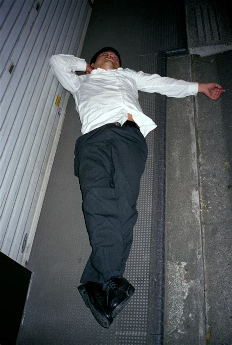 el fotógrafo pawel jaszczuk fotografía a trabajadores borrachos japoneses durmiendo en el suelo