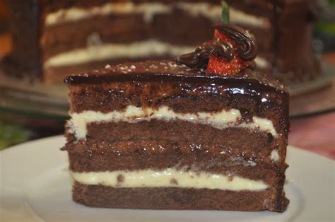 Kek coklat diperbuat menggunakan coklat pahit (dark chocolate), coklat putih (white chocolate) dan menggunakan coklat ganache sebagai lapis atas. Kek coklat indulgence :: Amna The Little Princess