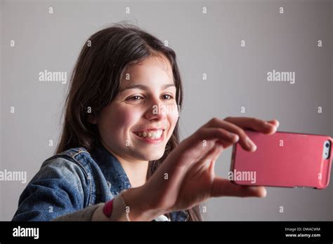 Teenage Girl Faire Un Appel Vid O Sur Son T L Phone Portable Photo