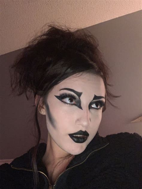 Trad Goth Makeup