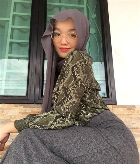 Pin By Lgantara On Hijabers Teen Girl Poses Girl Hijab Curvy Women