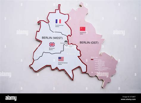 Deutschland, Berlin, Checkpoint Charlie Open Air-Ausstellung zeigt