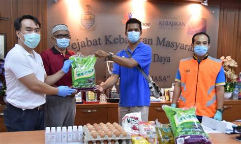 Masyarakat bandar yang sibuk bekerja. AnakPinang serah pek keperluan asas kepada 50 buah ...