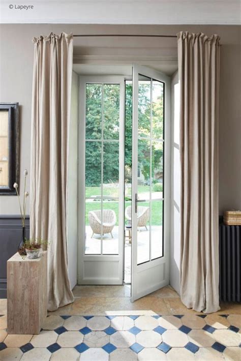 Ils peuvent aussi remplacer des meneaux. Porte fenêtre terrasse | Cottage living rooms, Home, House ...