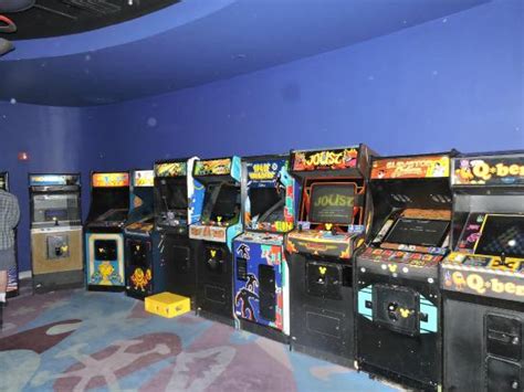 Old Throwback Arcade Games Picture Of Disneyquest Indoor