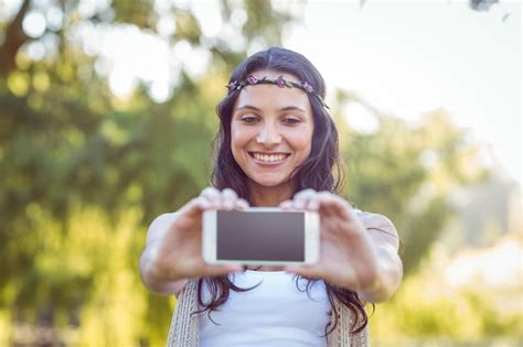 Bonita Morena Tomando Un Selfie Foto Premium