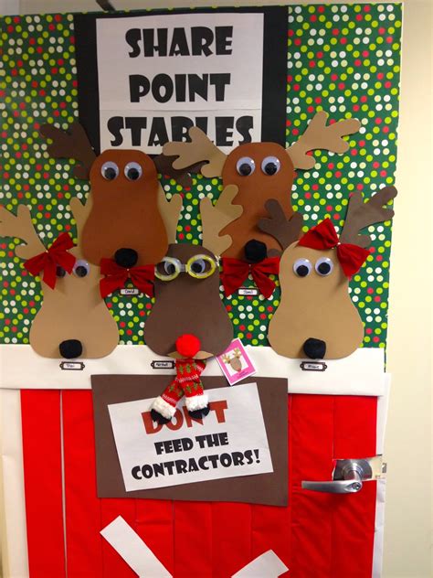 Christmas bulletin board 8 a le influence ly las. Holiday Door Decorating Contest