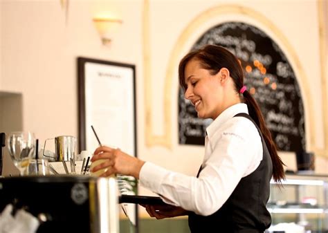 The Pros And Cons Of Being A Waiter Waitress How To Be A Good Server