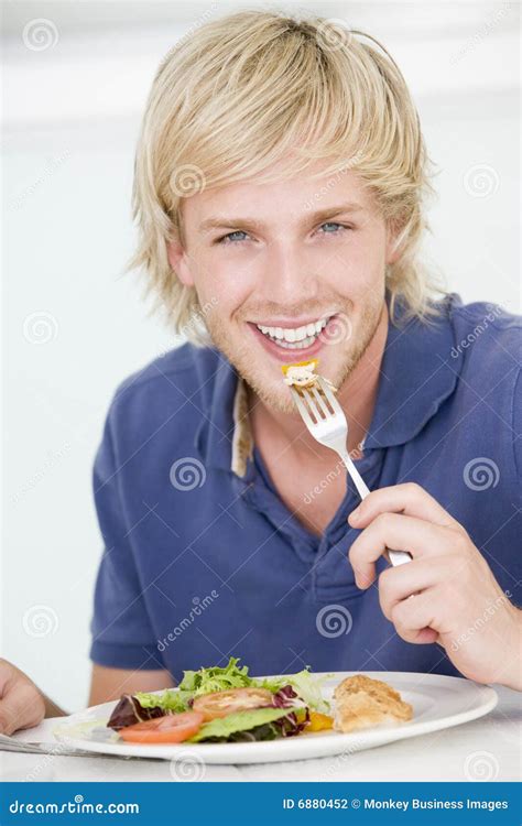 Hombre Joven Que Disfruta De La Comida Foto De Archivo Imagen De
