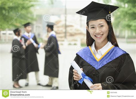 Graduado Femenino Joven De La Universidad Retrato Con El Diploma