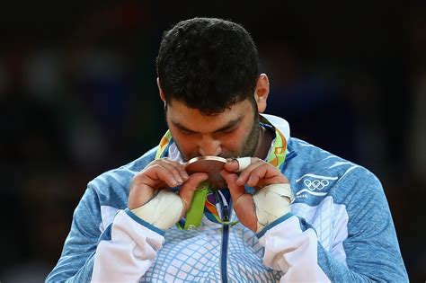המפורסם שניצח בגמר הזמר במסכה הנה פיצוח הרמזים המלא של המנצח הגדול הזמר במסכה: נחשף מי מסתתר מאחורי הפלאפל - ספורטאי בכיר ...
