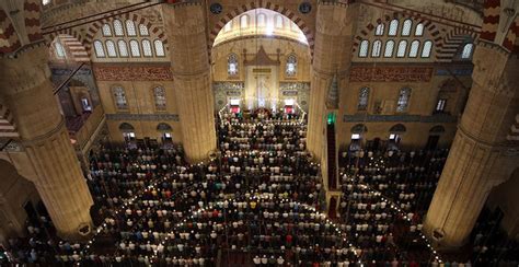 Farz ve sünnetle birlikte 5 rekattır. Bayram namazı camide kılınacak mı? Ramazan Bayramı namazı ...