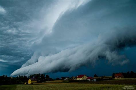Spectacular Shelf Cloud Swallows Up Houses Like A Sky Tsunami Strange