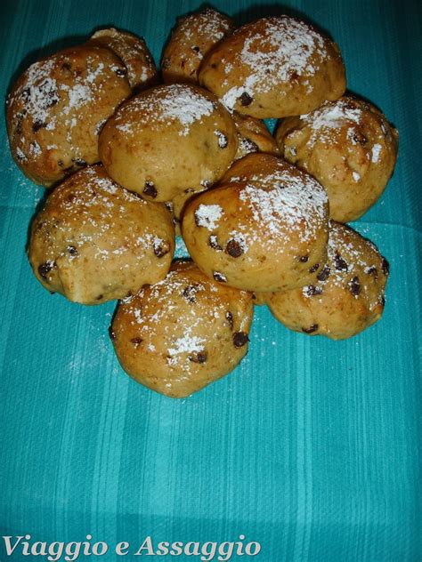 La dolcezza della cannella incontra il gusto forte del cacao e il risultato è un biscotto morbido dentro e croccante fuori. Biscotti Ricotta e Gocce di Cioccolato | Viaggio e Assaggio