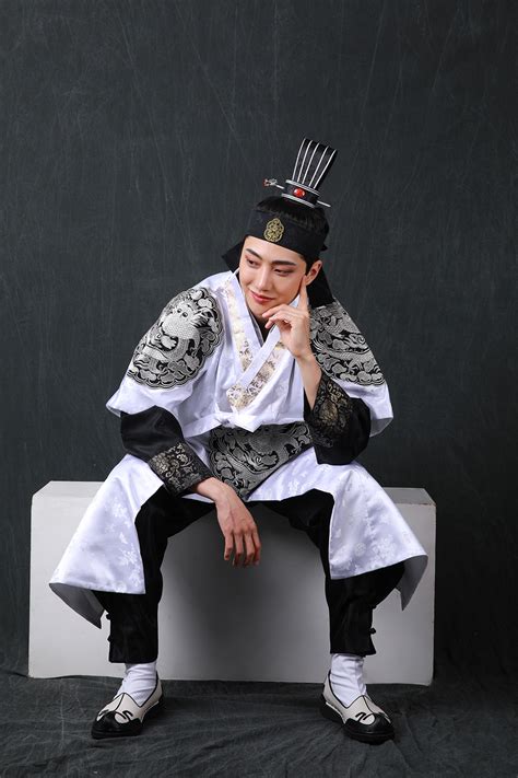 한국 전통 의상, 한복, 전통 의상에 관한 아이디어를 더 확인해 보세요. 한복남 백색 왕 답호