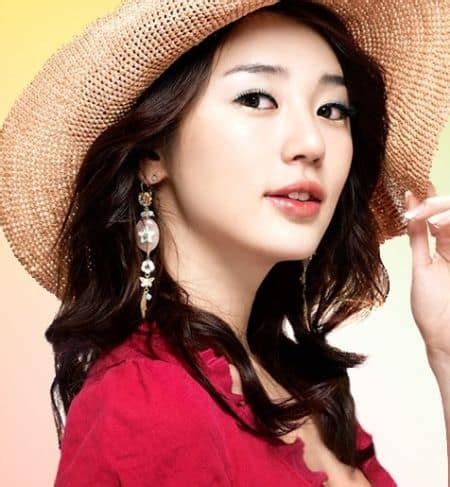 She is an actress, known for the 1st shop of coffee prince (2007),princess hours (2006), little black dress (2011) and the man of the vineyard (2006).yoon successful performance in coffee prince, put her in the list of being one of the. Yoon Eun Hye Bio : Early Life, Family & Net Worth