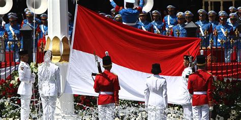 Bendera merah putih dikibarkan pada tahun 1292 oleh tentara jaya katwang, ketika berperang menurut mpu prapanca gambar yang dilukiskan pada kereta raja yang menghadiri hari kebesaran c. Hati-hati Gunakan Bendera "Merah Putih"... - Kompas.com