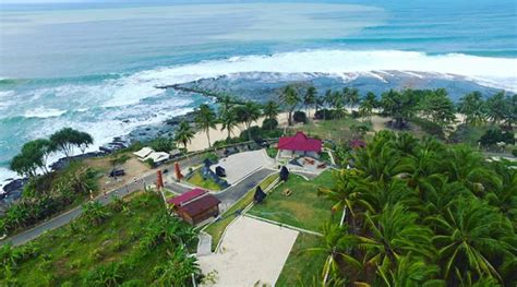 Pantai pangandaran merupakan salah satu destinasi wisata favorit di jawa barat. Pantai Karapyak Pangandaran, Pesona Laut Dua Warna - Dunia ...