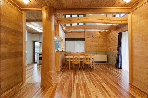 木の素材感溢れるナチュラルな板倉の家｜施工例