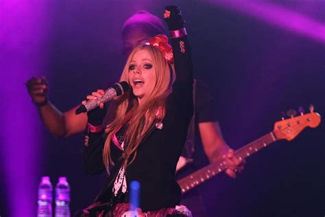 Avril Lavigne Lyme Disease Singer Announces Comeback Single After Accepting Death During