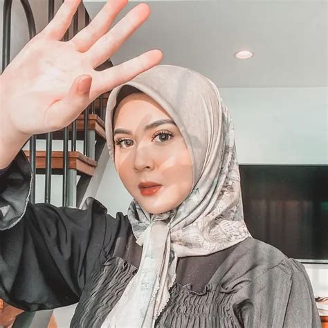 6 Potret Gaya Hijab Kesha Ratuliu Tutorial Terbarunya Tuai Komentar