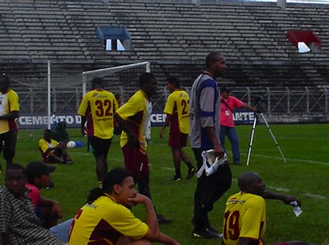 Juega los partidos de local en el estadio manuel murillo toro y compite en la categoría primera a del fútbol colombiano. Deportes Tolima - Wikipedie