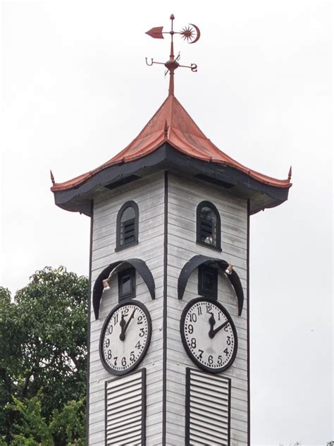 In 1950, the radio sabah's broadcasting department was located near the clock tower. Kota Kinabalu (Sabah): Atkinson Clock Tower
